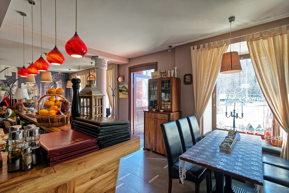 Bar z czerwonymi lampami