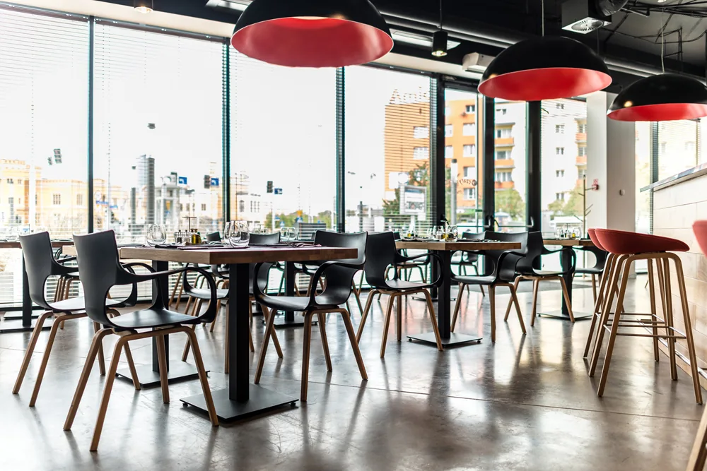 Sala restauracyjna z czerwonymi lampami