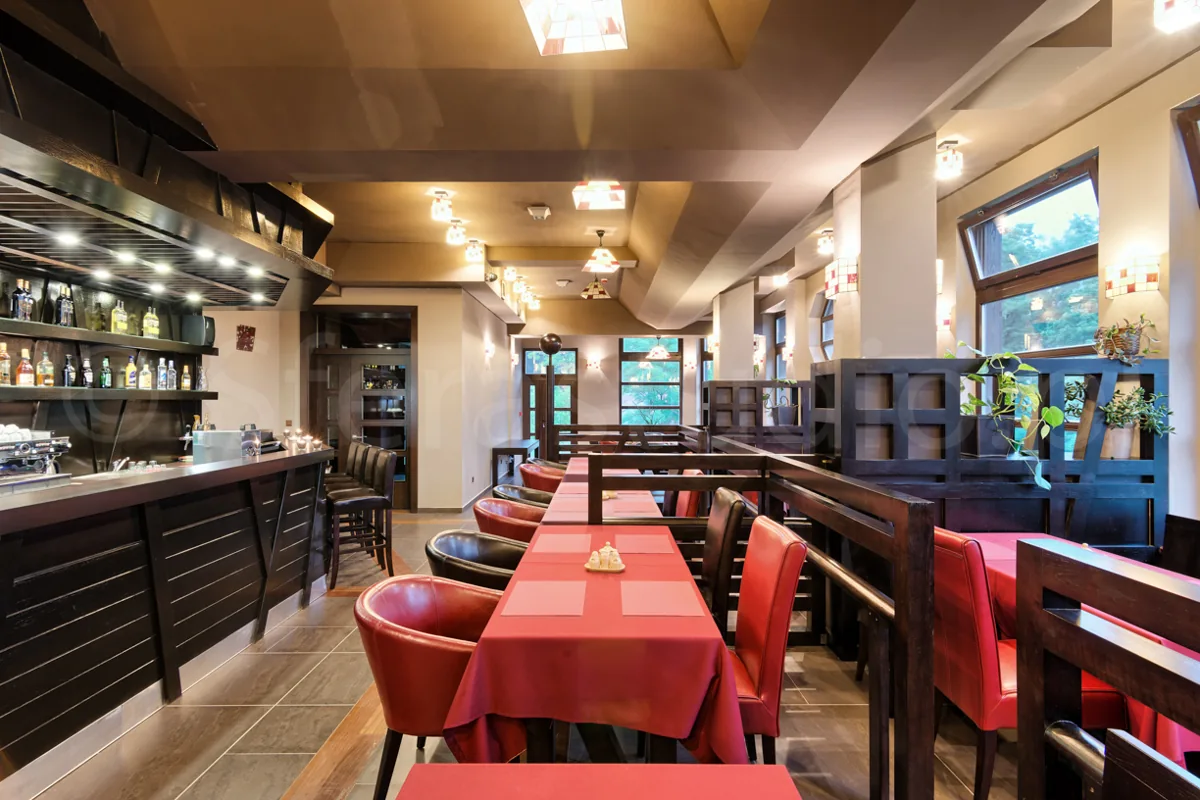 Sala restauracyjna z czerwonymi obrusami