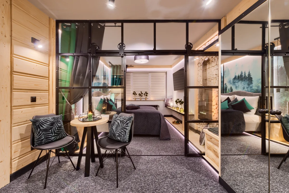 Apartament z przeszkloną sypialnią i drewnianymi detalami