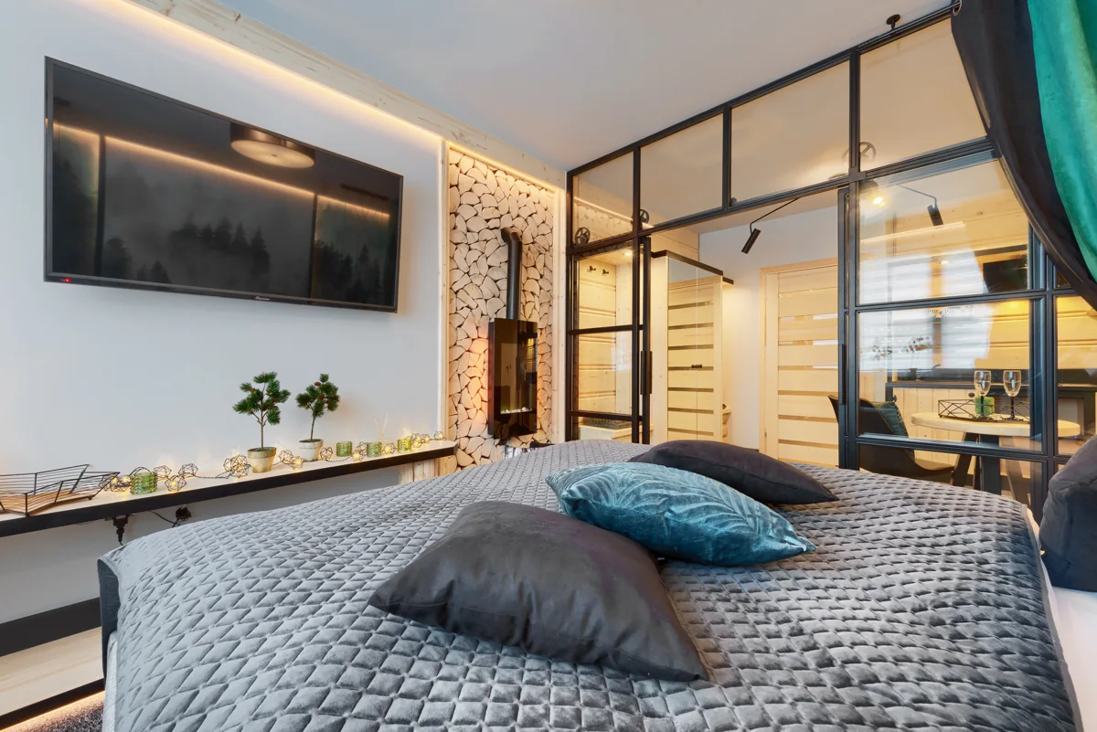 Łóżko i ażurowa przegroda apartamentu