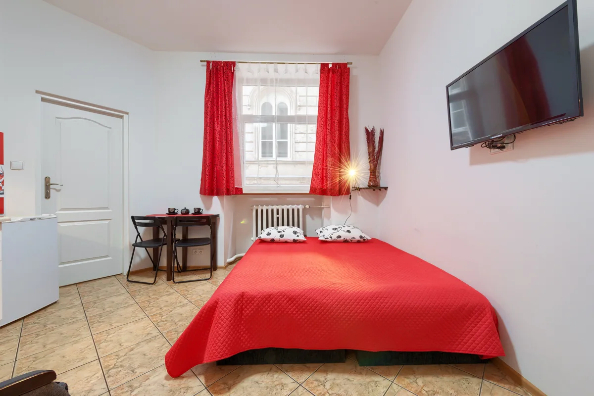 Apartament z czerwonym łóżkiem
