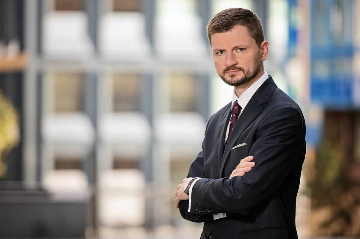 Portret mężczyzny w otoczeniu biurowym