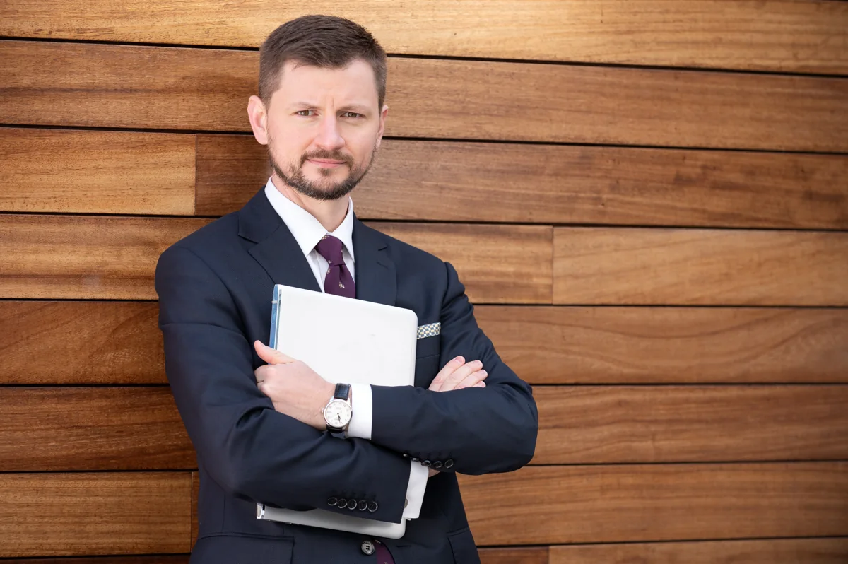 Portret w garniturze z dokumentami