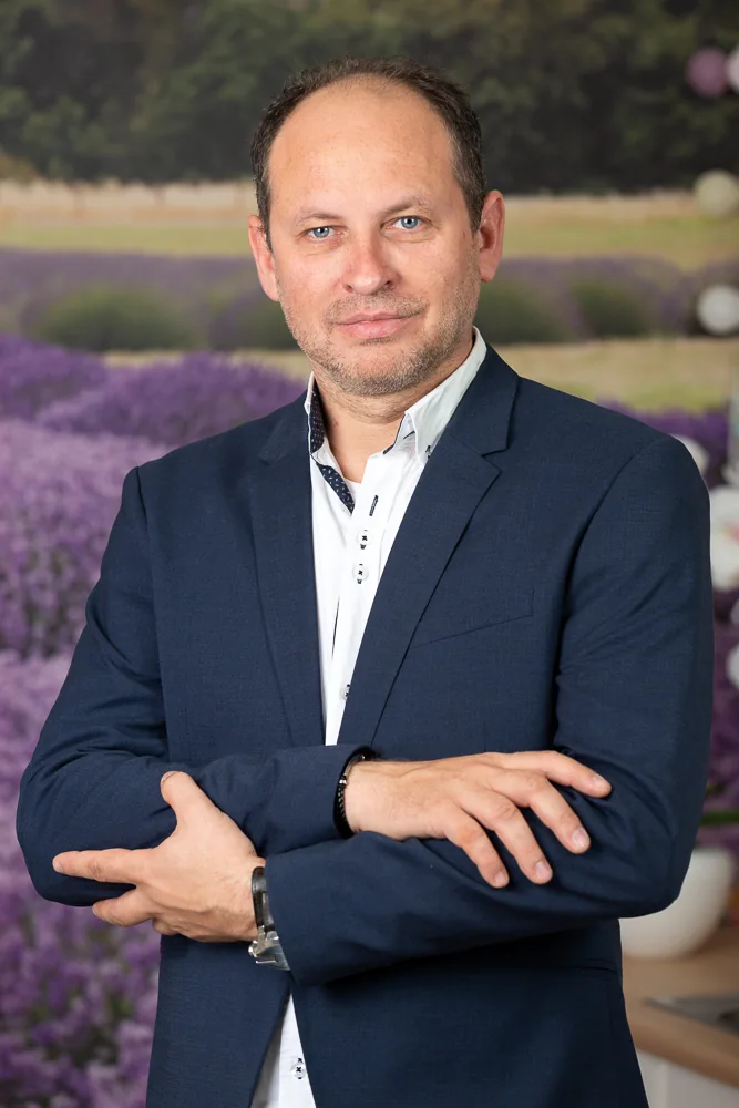 Portret biznesowy we wnętrzu gabinetu