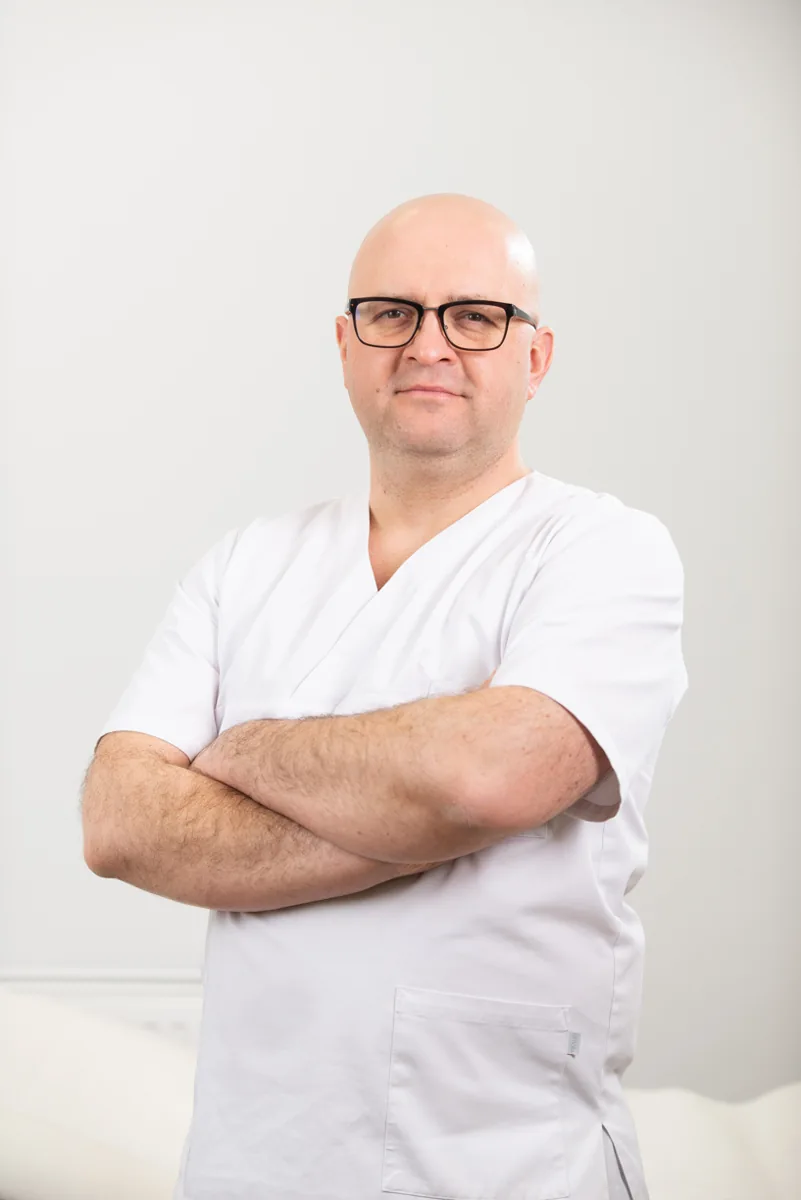 Portret lekarza na jasnym tle
