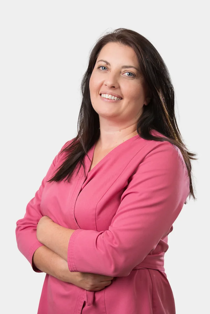 Portret pracowniczki w różowym stroju medycznym