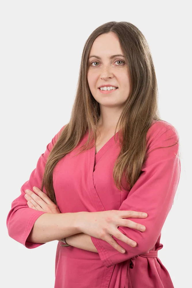 Portret członkini zespołu w różowym stroju