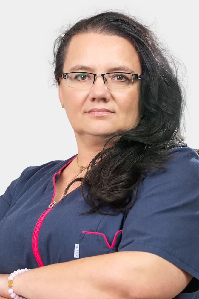 Portret członkini zespołu w granatowym stroju
